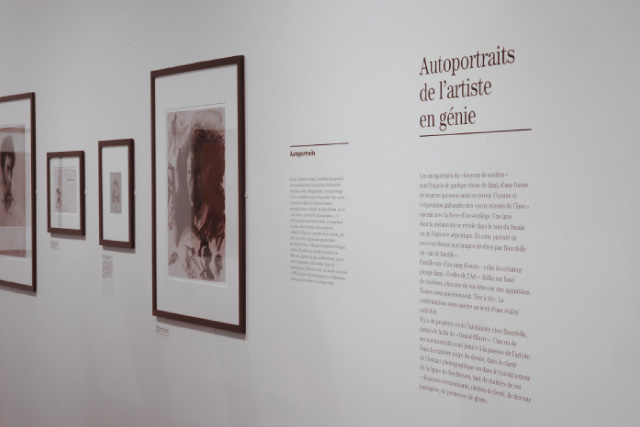 Beschriftung der Ausstellung "Le Broyeur de Sombre" im Musée Bourdelle Le Broyeur de Sombre