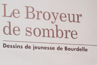 Beschriftung der Ausstellung "Le Broyeur de Sombre" im Musée Bourdelle Le Broyeur de Sombre